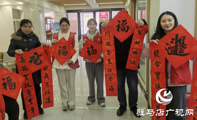 墨香四溢迎新春 書(shū)寫(xiě)春聯(lián)送萬(wàn)福