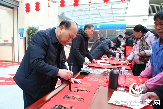 駐馬店市第一人民醫(yī)院開(kāi)展“迎新春 寫(xiě)對(duì)聯(lián) 送祝福”活動(dòng)