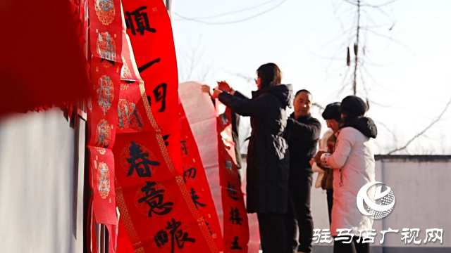 山東大學(xué)攜手確山縣文聯(lián)開(kāi)展蛇年送春聯(lián)送福字進(jìn)社區(qū)活動(dòng)