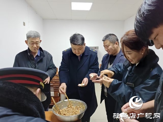 駐馬店車(chē)務(wù)段：送“福”送餃子 除夕夜鐵路人不打烊